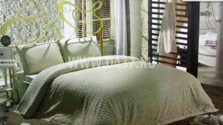 Комплект Ricco от Maison D`or изготовлен из бамбуковой ткани. Необычно мягкое и нежное волокно обладает антибактериальными свойствами, что является неоспоримым преимуществом перед текстильными изделиями из других материалов.